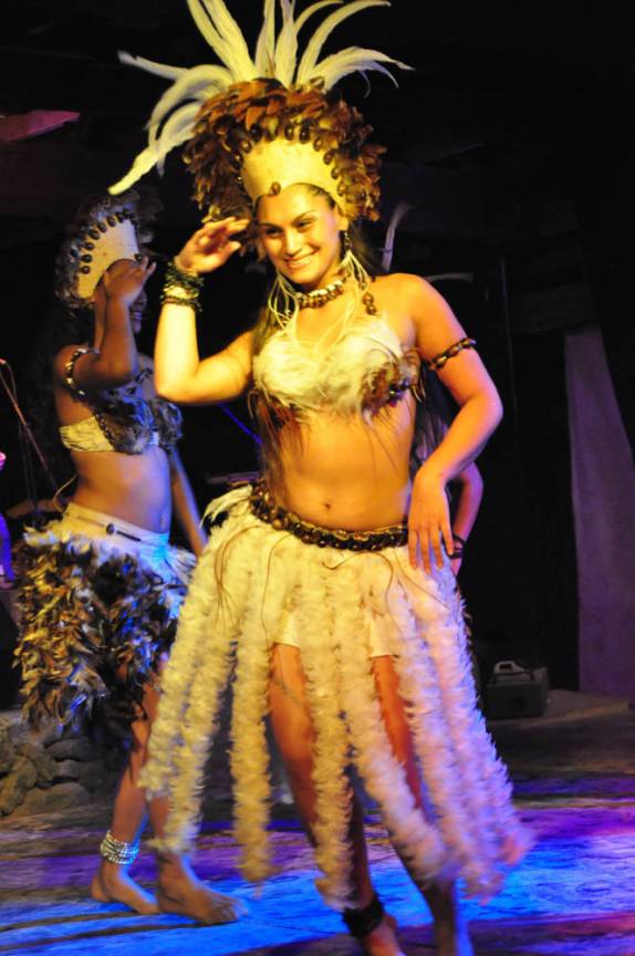 Show de danças e músicas típicas da Polinésia em bar de Hanga Roa, única cidade na Ilha de Páscoa, ilha chilena no meio do Oceano Pacífico